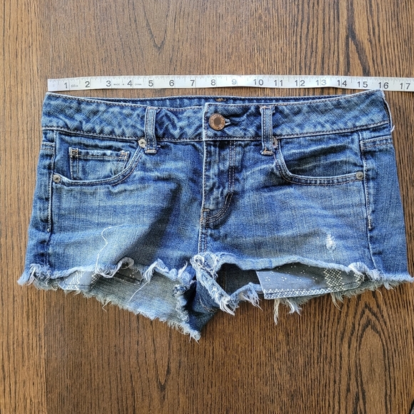 American Eagle Distressed Dark Wash Short Denim Shorts Size Women's 2 - Picture 3 of 6